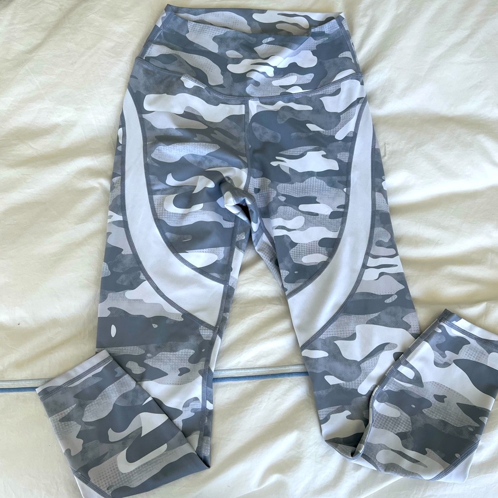 Violate the Dresscode camo leggings